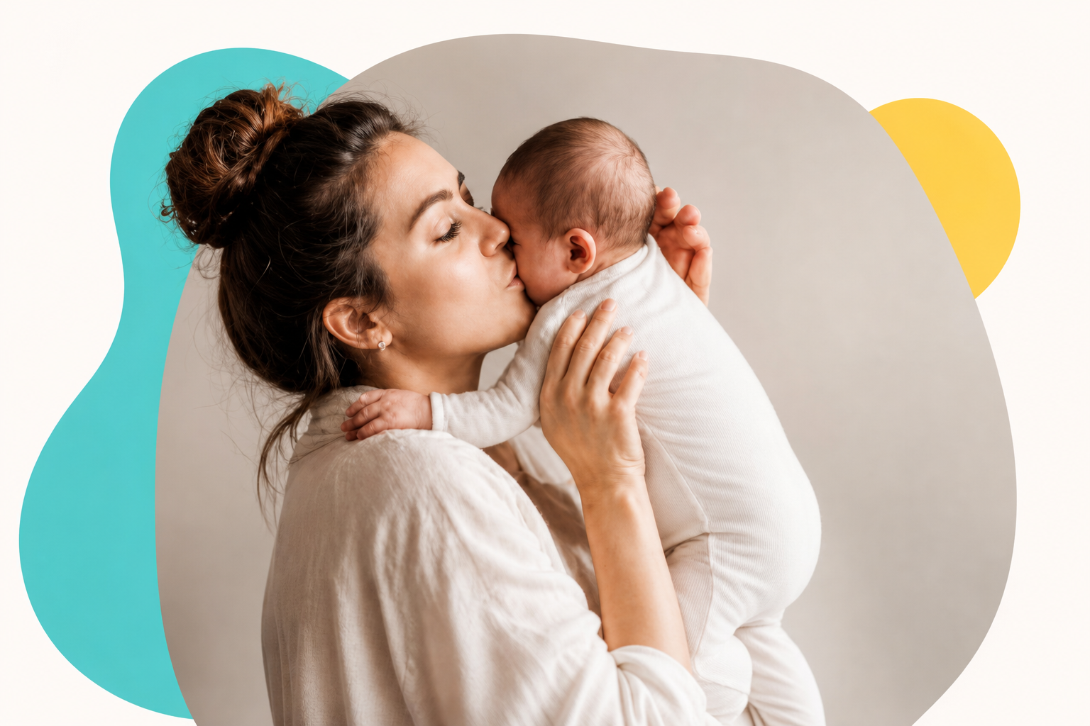 Une mère embrasse son bébé